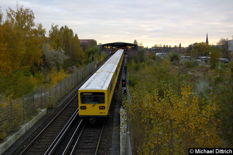 Bild: Am Ende des Zuges fährt Wagen 1081-4 aus dem Tunnel raus um in den Bahnhof Mendelssohn-Bartholdy-Park einzufahren. 
Heute ist diese Aufnahme nicht mehr möglich.