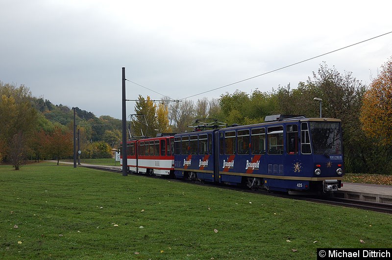 Bild: KT4D 435 ist ein KT4D mit zwei Führerständen. Hier als zweiter Wagen hinter dem KT4D 523 als Linie 5 an der Haltestelle Zoopark.