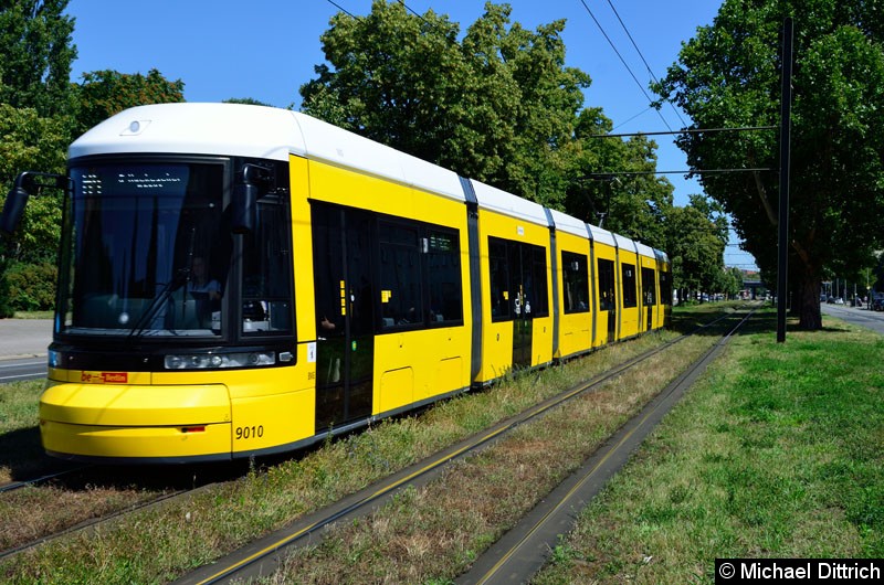 Bild: 9010 als Linie M4 kurz vor der Haltestelle Greifswalder Str./Danziger Str.