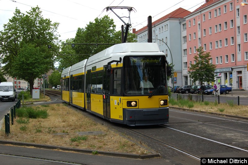Bild: 2035 als Linie M10 vor der Haltestelle Arnswalder Platz.