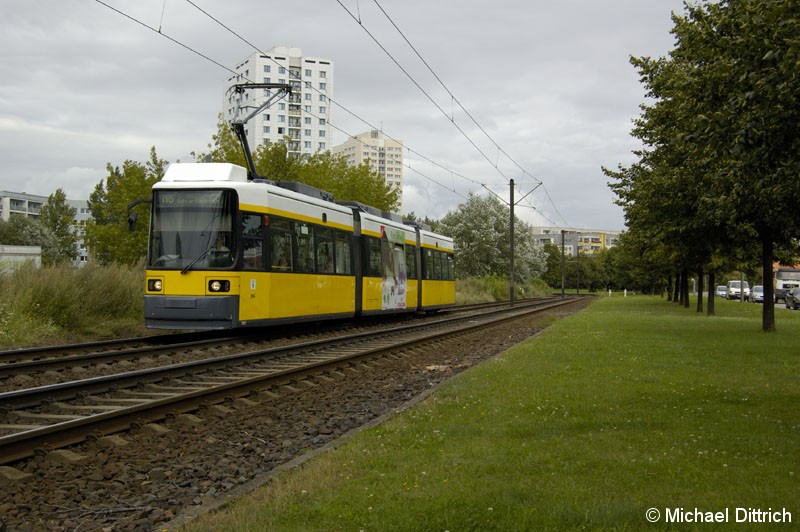 Bild: 1092 als Linie M6 vor der Haltestelle Marzahner Prommenade.