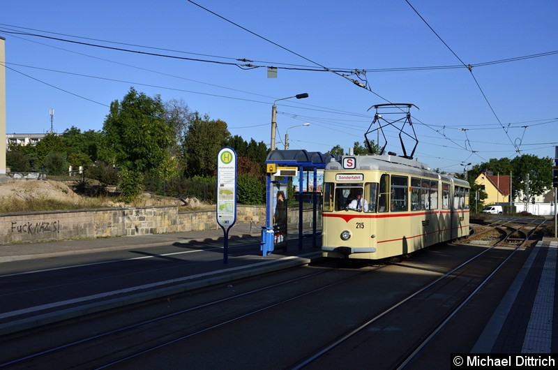 Bild: Noch einmal 215 an der Haltestelle Huttenstraße.