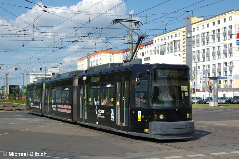 Bild: 1081 als Linie 27 vor der Haltestelle Allee der Kosmonauten/Rhinstraße.