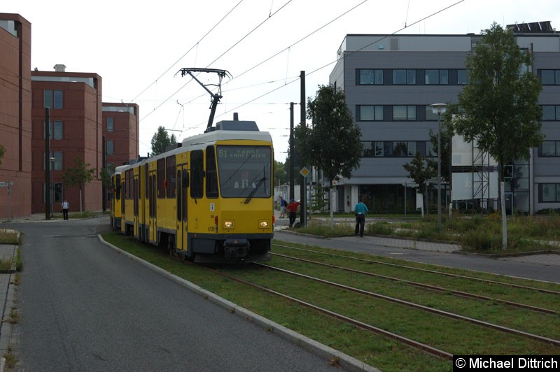 Bild: 6139 + 6140 als Linie 61 auf dem Weg Haltestelle Karl-Ziegler-Straße.