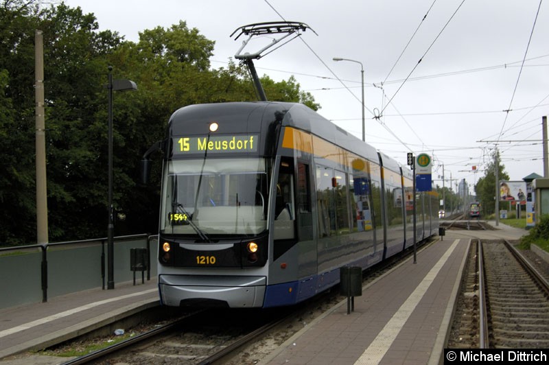 Bild: 1210 als Linie 15 an der Haltestelle Meusdorf.