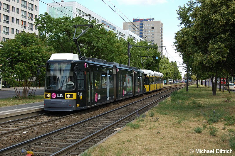 Bild: 2012 als Linie M4 an der Haltestelle Mollstraße/Otto-Braun-Straße.