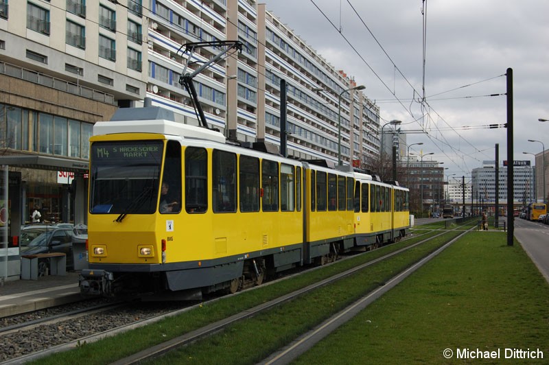 Bild: 7067 als Linie M4 an der Haltestelle Spandauer Straße/Marienkirche.