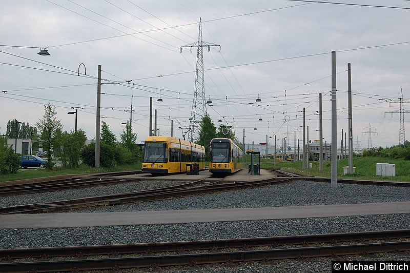 Bild: 2546 überholt den 2824 in der Gleisschleife des Betriebshofs Gorbitz.