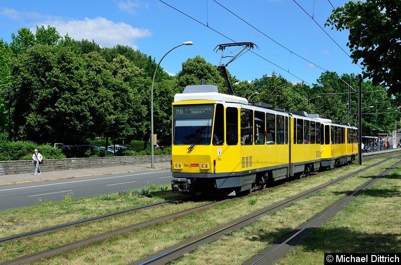 Bild: 6066 + 6155 als Linie M6 auf dem Platz der Vereinten Nationen.