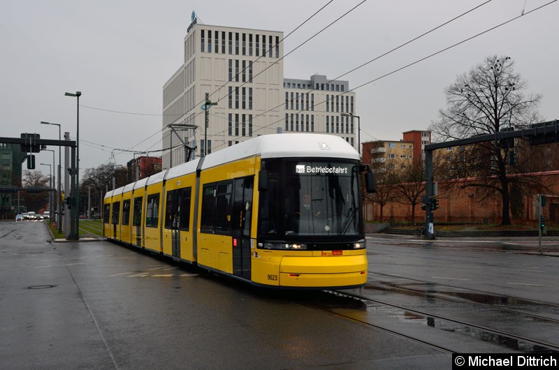 Bild: 9023 auf Einweisungsfahrt kurz vor der Haltestelle Hauptbahnhof.