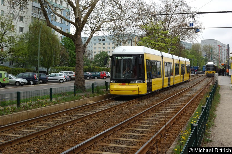 Bild: 4017 als Linie M10 mit weißen Zielanzeigern kurz hinter der Haltestelle Landsberger Allee/Petersburger Str.