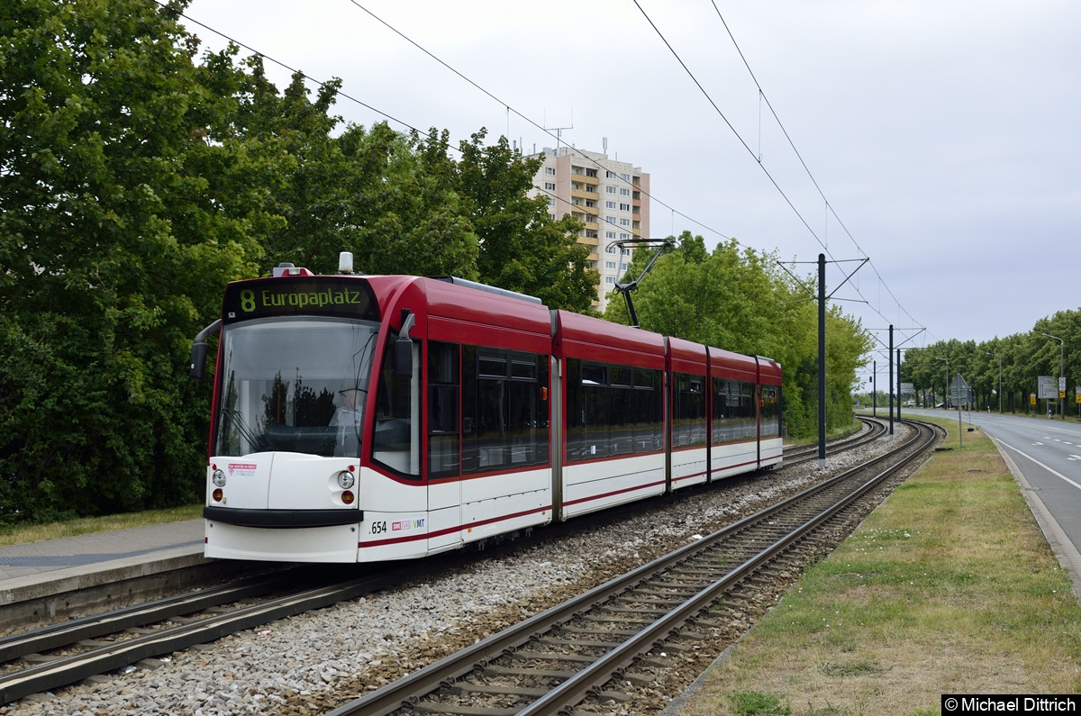 Bild: 654 als Linie 8 an der Haltestelle Thüringen-Park.