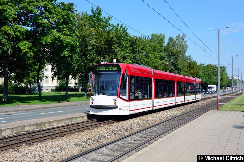 Bild: Combino 630 als Stadtrundfahrt in Höhe der Haltestelle Universität.