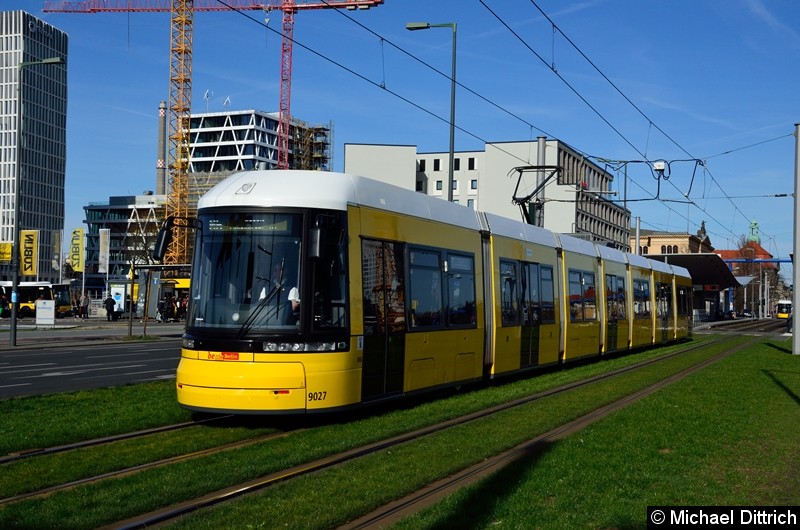 Bild: 9027 als Linie M5 hinter der Haltestelle Hauptbahnhof.