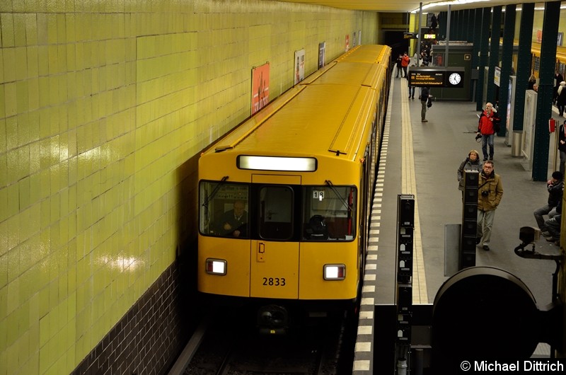 Bild: 2833 als Linie U6 im Bahnhof Tempelhof. Für das Zielschild blieb keine Zeit, der nächste Zug wartete schon.