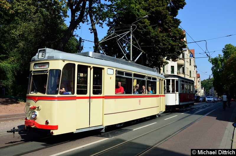 Bild: 523 + 260 als Sonderfahrt kurz hinter dem historischen Betriebshof.