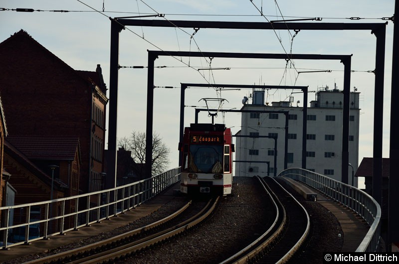 Bild: 602 als Linie 5 auf der Brücke über dem Nordbahnhof.