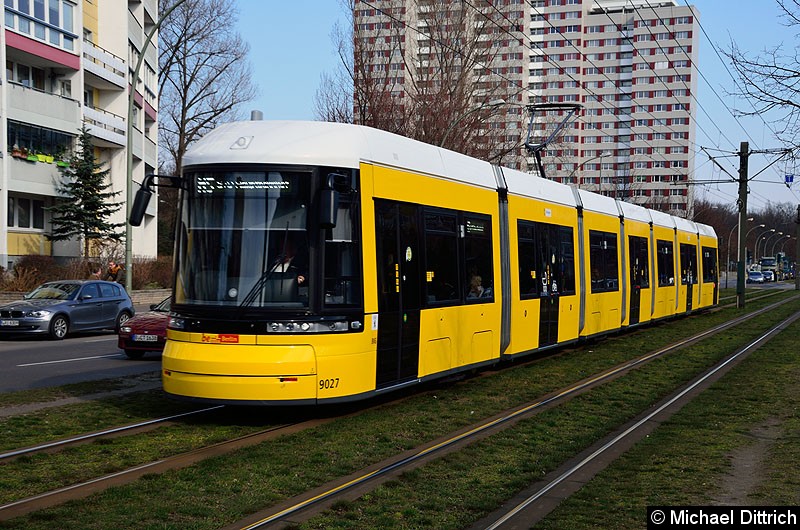 Bild: 9027 als Linie M5 kurz vor der Haltestelle Büschingstr.