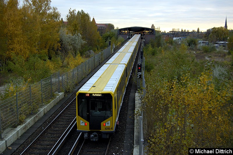Bild: Am Ende des Zuges fährt Wagen 1016-4 aus dem Tunnel raus um in den Bahnhof Mendelssohn-Bartholdy-Park einzufahren. 
Heute ist diese Aufnahme nicht mehr möglich.