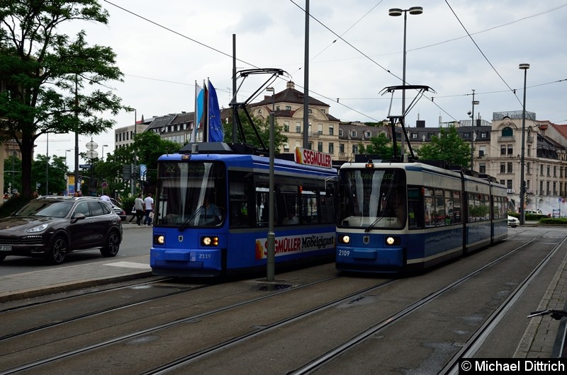Bild: 2119 (links, modernisiert) wird vom 2109 (nicht modernisiert) am Karlsplatz überholt.