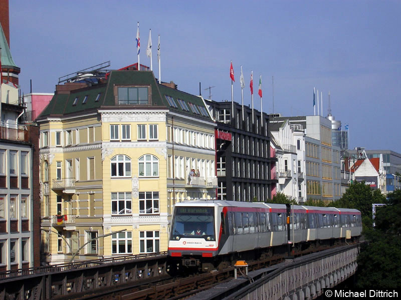 Ein DT4 erreicht gleich die Station Landungsbrücken.