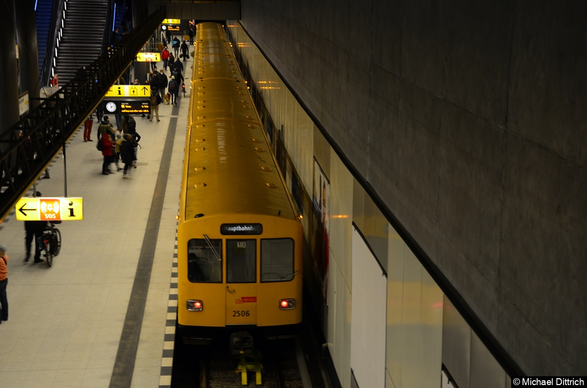 Bild: Eröffnung der U5 zu Hauptbahnhof.
Einer der ältesten U-Bahnfahrzeuge 2506 traf auch in Hauptbahnhof ein.