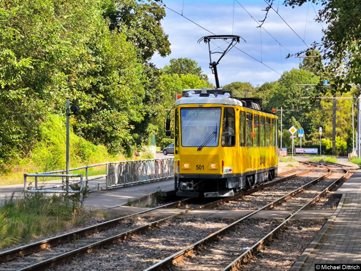 Bild: Aus Frankfurt (Oder) ausgeliehen. Wagen 501.
Er ist als Schleifzug unterwegs.
Hier am Torellplatz.