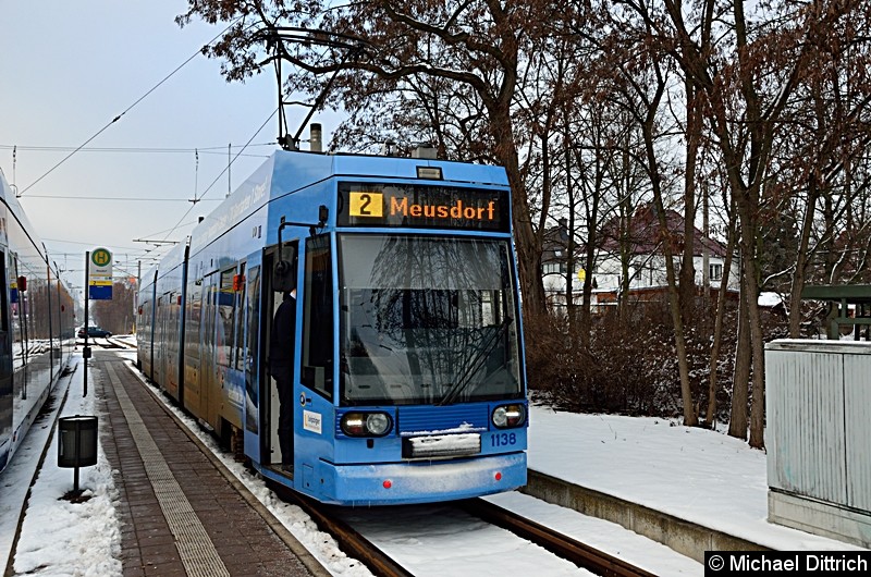 Bild: 1138 als Linie 2 in der Ankunftshaltestelle Meusdorf.