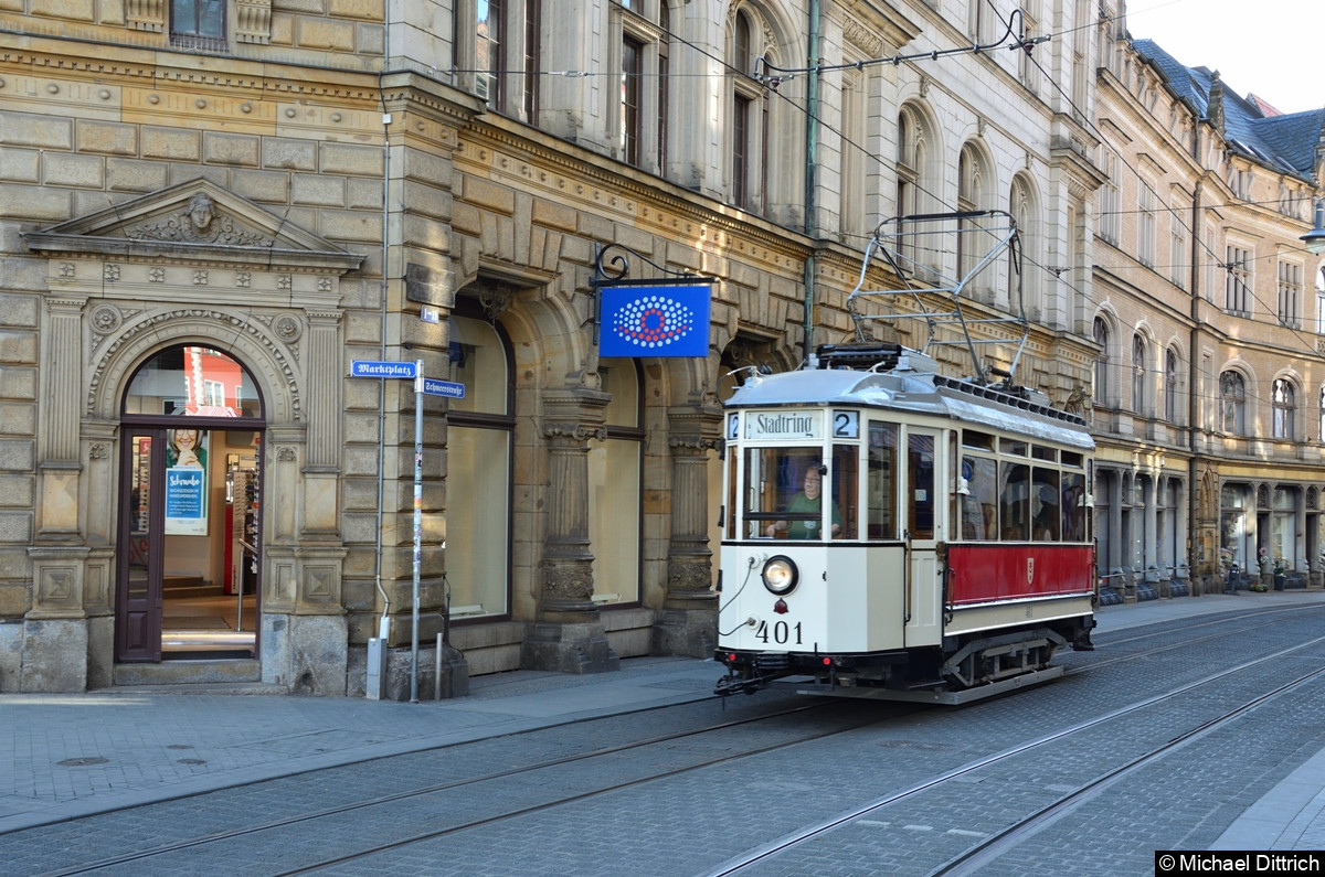 Anlässlich einer privaten Sonderfahrt kam der Lindnerwagen 401 zum Einsatz.
Hier bei der Ankunft am Marktplatz.