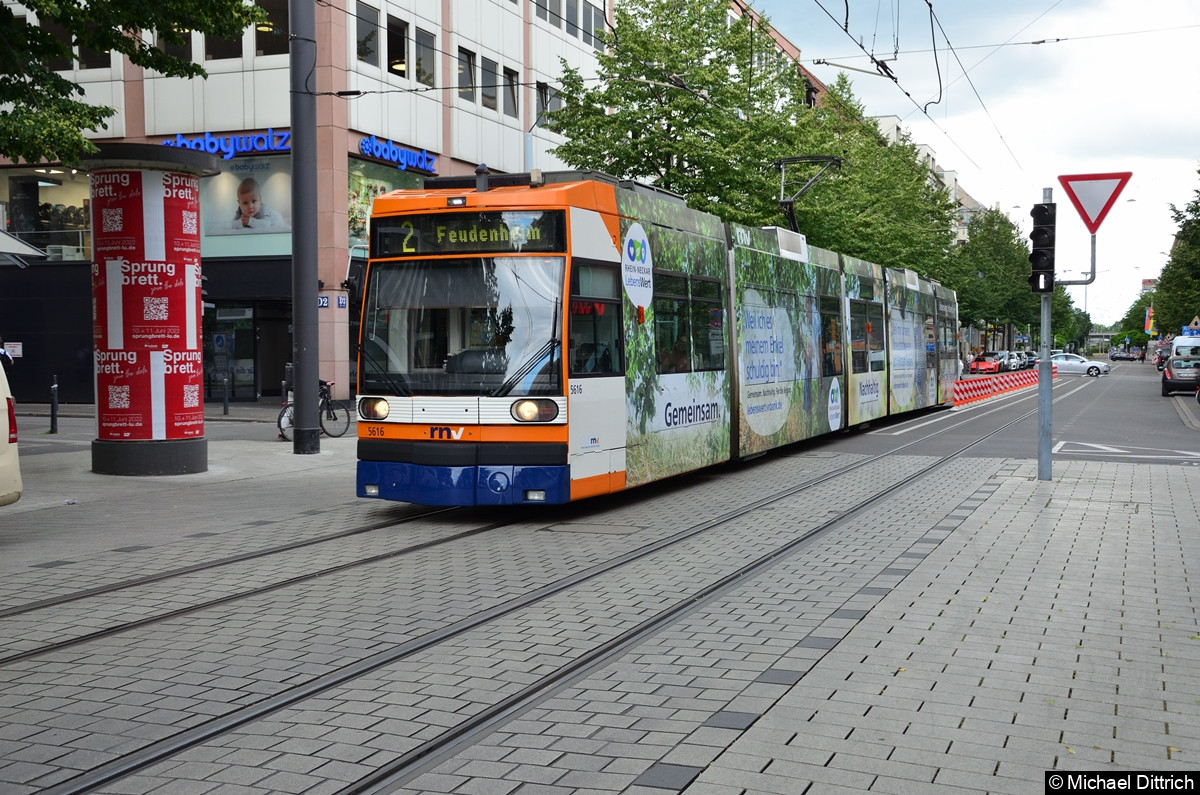Bild: 5616 als Linie 2 zwischen den Haltestelle Mannheim Rathaus und Paradeplatz.