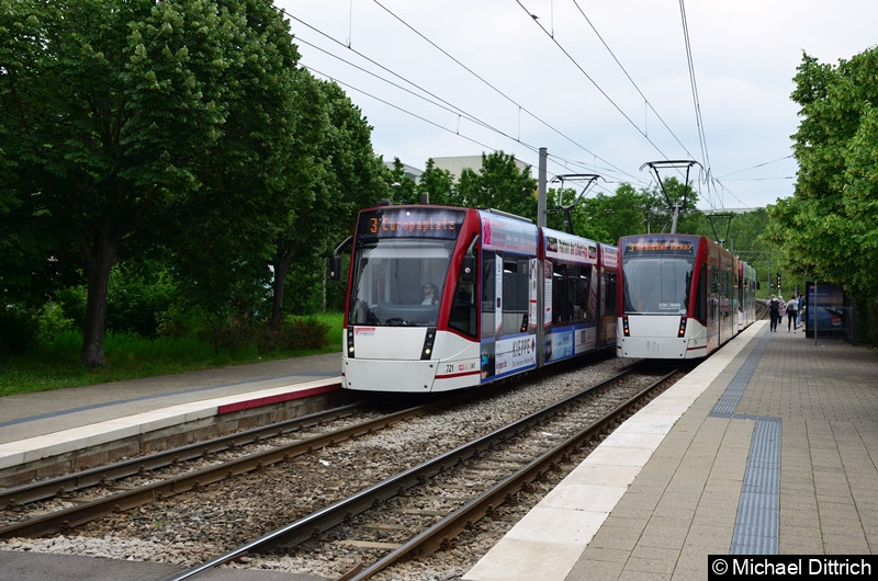 Bild: Links: Combino 721 und 706, rechts Combino 714 und 713 an der Haltestelle Melchendorf Markt